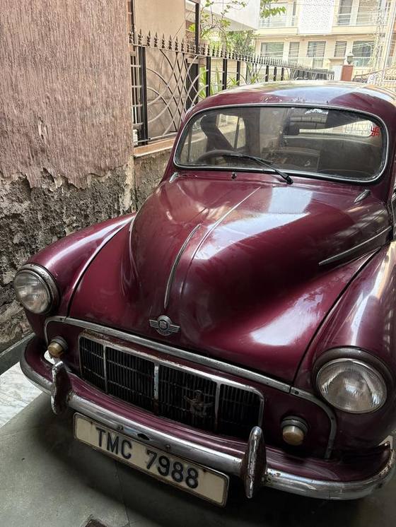 Grille, headlamps and the winged Morris badge