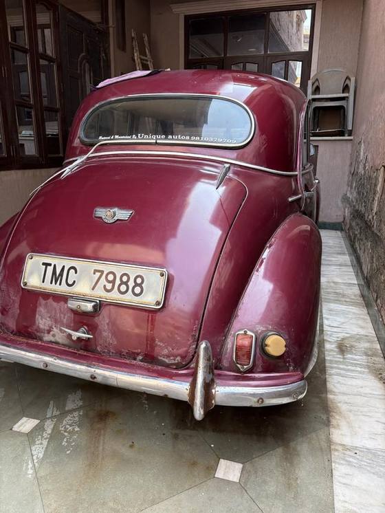 Straight-on rear: boot, badge and lamps